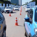 Avenida em Brasília com sinalizações educativas de trânsito, representando alta de 62,6% em ações do Detran-DF em 2025.