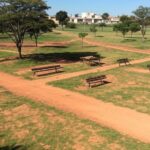 Vista do Parque Urbano Denner no Guará II, com áreas verdes e estruturas de lazer, representando aprovação de plano de reforma pela Seduh-DF.