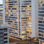 Prédios em Brasília com Congresso Nacional ao fundo, representando elevação de impostos sobre transações imobiliárias no DF.