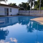 Piscina vazia em residência no Núcleo Bandeirante, DF, representando local de afogamento fatal de idoso.