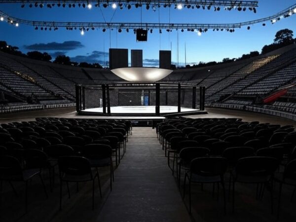 Octógono de MMA vazio em ginásio de Brasília, com vista para Congresso Nacional, representando apoio ao LFA e calendário de lutas.