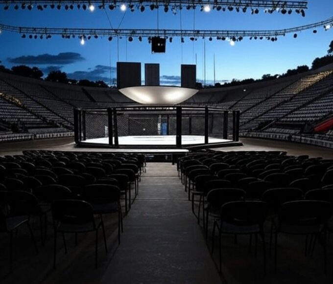 Octógono de MMA vazio em ginásio de Brasília, com vista para Congresso Nacional, representando apoio ao LFA e calendário de lutas.