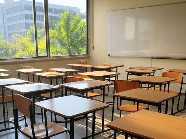 Sala de aula vazia em universidade brasileira representando processo seletivo do Sisu e Enem.