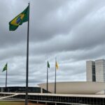Palácio do Buriti em Brasília sob céu nublado, representando crise política com pedidos de impeachment contra governador do DF.