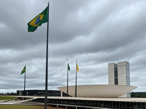 Palácio do Buriti em Brasília sob céu nublado, representando crise política com pedidos de impeachment contra governador do DF.