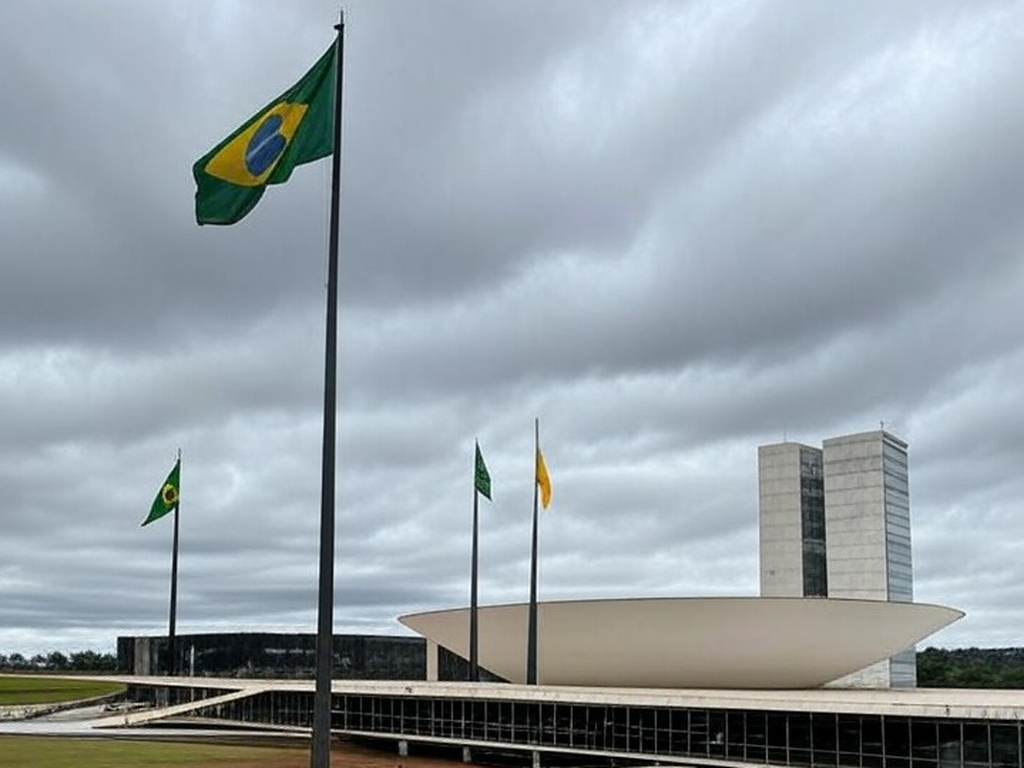 Palácio do Buriti em Brasília sob céu nublado, representando crise política com pedidos de impeachment contra governador do DF.