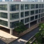 Campus universitário brasileiro com prédio de faculdade de medicina, representando falhas em 30% das instituições no Brasil.