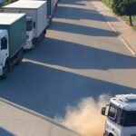 Rua na quadra 24 do Gama com caminhões estacionados, lixo acumulado e sinais de pragas, ilustrando problemas dos moradores.