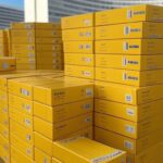 Caixas de vacinas contra febre amarela em centro de distribuição em Brasília, Distrito Federal, para conter risco de surto.