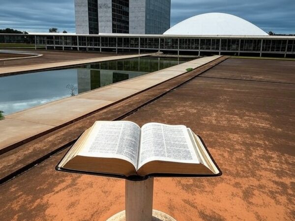 Bíblia elevada a patrimônio cultural em Brasília, ignorando laicidade pela CLDF, com Congresso Nacional ao fundo.