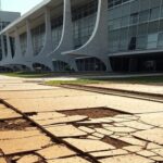 Calçada irregular e rampas quebradas em prédio governamental de Brasília, expondo negligência em acessibilidade para deficientes e autistas no DF.