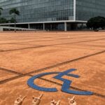 Edifício da Câmara Legislativa do DF em Brasília, sob céu nublado, representando atraso no reconhecimento de Libras e exclusão de surdos.