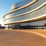 Prédio escolar em Brasília com arquitetura moderna, representando inscrições para EJA no Distrito Federal.