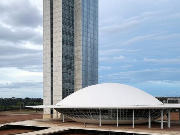 Edifício da Secretaria de Saúde em Brasília, ilustrando falhas no combate ao avanço da hanseníase no DF.