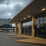 Estação de ônibus em Brasília com veículos parados, simbolizando lei de transparência no transporte público em meio a críticas por opacidade.