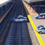 Estação de metrô no DF com viaturas policiais, representando prisão por lesão corporal.