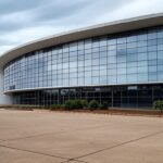 Prédio público vazio em Brasília representando folga de servidores no aniversário e dúvidas sobre eficiência pública.