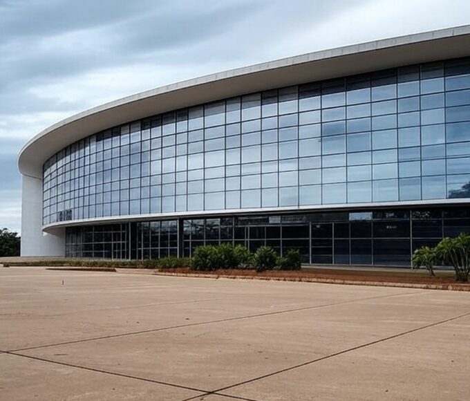 Prédio público vazio em Brasília representando folga de servidores no aniversário e dúvidas sobre eficiência pública.