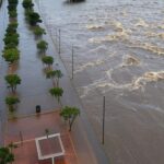 Reservatório Descoberto transbordando com ameaça de inundações em Ceilândia e Taguatinga após chuvas no DF.