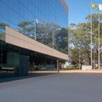 Edifício da Caesb em Brasília, representando divulgação de resultados provisórios de concurso público.