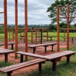Academia ao ar livre para idosos em parque de Brasília, com equipamentos simples e desgastados, destacando insuficiência da medida aprovada pela CLDF.