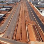 Vista de Ceilândia com obras de infraestrutura urbana no Distrito Federal, ilustrando licitação da Terracap.
