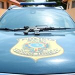 Viatura da PMDF com carabina apreendida em rua de Ceilândia após denúncia de ameaças.