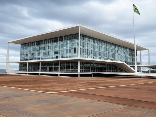 Edifício da Câmara Legislativa do DF em Brasília sob céu nublado, simbolizando lei contra trabalho escravo no Brasil.