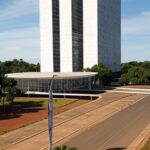 Centro comunitário para prevenção de drogas em Sobradinho, DF, com arquitetura brasiliense e relevo do planalto central.