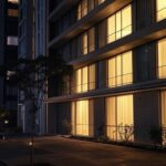 Fachada noturna de hotel social em Brasília, simbolizando acolhimento para pessoas em situação de rua.