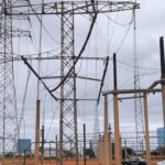 Subestação elétrica em Brasília com cabos danificados e viatura da Polícia Militar do DF, representando tentativa de furto.