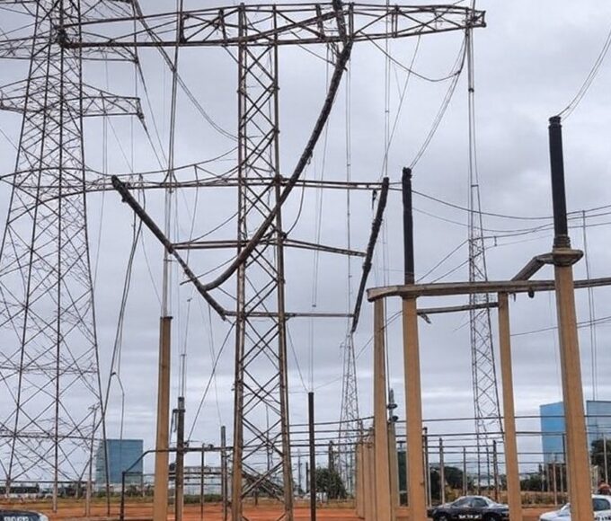 Subestação elétrica em Brasília com cabos danificados e viatura da Polícia Militar do DF, representando tentativa de furto.