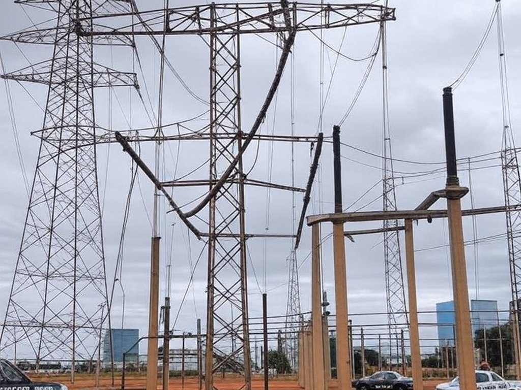 Subestação elétrica em Brasília com cabos danificados e viatura da Polícia Militar do DF, representando tentativa de furto.