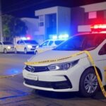 Cena de perseguição policial no Lago Norte com viaturas da PMDF e fita de isolamento em rua residencial.