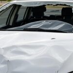 Viatura oficial danificada da Polícia Militar em Brasília, representando ônus aos cofres públicos por lei de reparos.