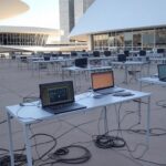 Centro comunitário em Brasília com equipamentos de tecnologia para oficinas de inclusão digital.
