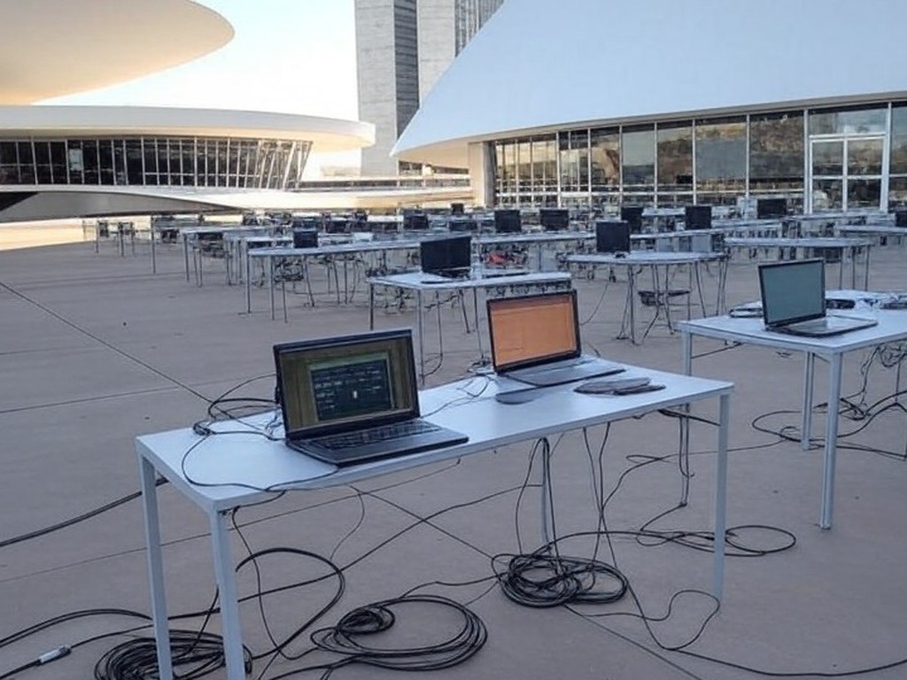 Centro comunitário em Brasília com equipamentos de tecnologia para oficinas de inclusão digital.