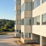 Edifício residencial no Guará, DF, representando inscrições para curso gratuito de síndico com 200 vagas.