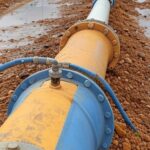 Imagem de rua na Asa Norte, Brasília, com manutenção da Caesb interrompendo água, causando transtornos em prédios governamentais.