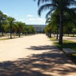 Rua em Brasília com edifícios governamentais, representando plano de inclusão para pessoas em situação de rua.