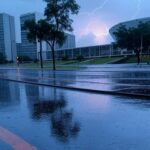 Ruas alagadas em Brasília sob chuvas intensas com alerta laranja para alagamentos e raios.