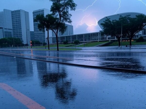 Ruas alagadas em Brasília sob chuvas intensas com alerta laranja para alagamentos e raios.