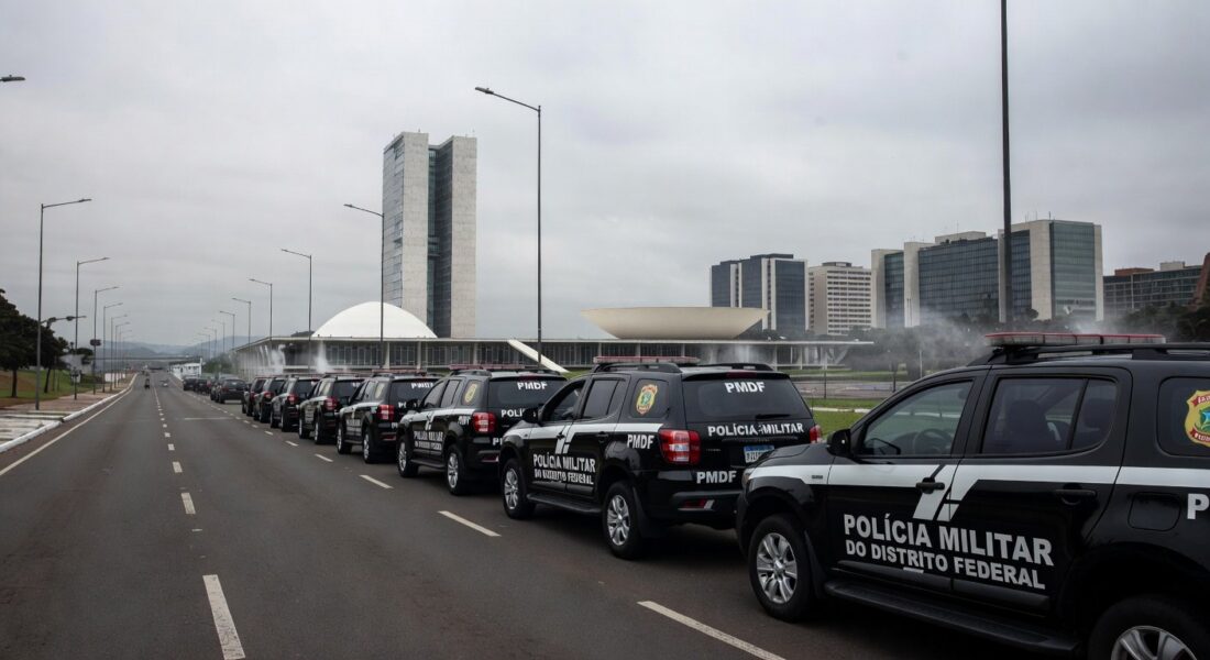 Viatura da Polícia Militar em intervenção no DF com spray de pimenta na Esplanada dos Ministérios.