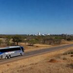 Ônibus interestadual na rodovia entre DF e Entorno de Goiás, ilustrando reajuste de tarifas aprovado pela ANTT.