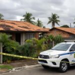 Viatura policial em frente a casa em Sobradinho, representando prisão por violência doméstica e cárcere privado.