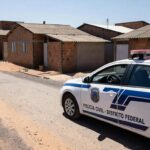 Viatura da polícia em rua da Cidade Estrutural, simbolizando apreensão de adolescente por suspeita de feminicídio.