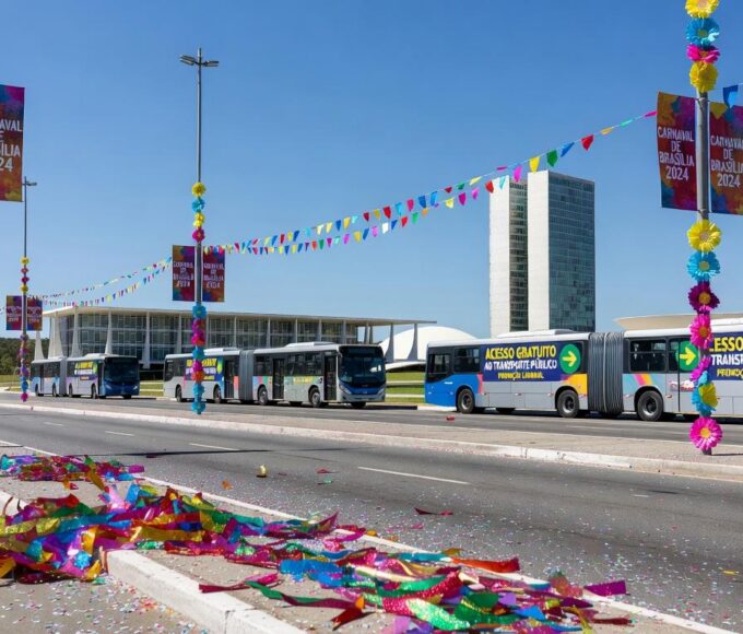 Rua festiva em Brasília no Carnaval 2026, com decorações e transporte gratuito, arquitetura icônica ao fundo.