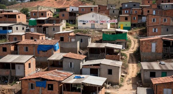 Área de favelas em Brasília contrastando com edifícios governamentais, representando crise habitacional no DF.