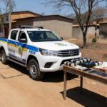 Viatura da Polícia Militar em rua de Arapoanga durante operação contra tráfico de drogas.