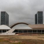 Edifício da CLDF em Brasília, com bandeiras, representando concessão de título honorário a Rodrigo Badaró amid críticas por distração de prioridades.